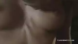 سمراوات مثيرة تتبادلان اللحس في وضعية ٦٩