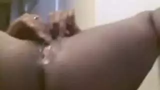 درس عقابي: الأم الجذابة تأخذ عذرية صديق ابنها في الفصل