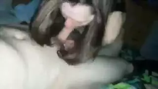 صديقة مراهقة تُضايق حتى تقدم جلسة لحس عميق للحلق