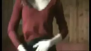 سمراء شقية تخلع سراويلها الداخلية ببطء لجنس صريح