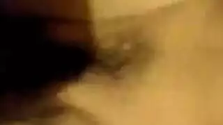 إباحية مكثفة مع سمراء ساخنة تُدقّ بوضعية الكلب والراكبة