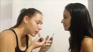 فتاتان مثليتان مثيرتان في إباحية قوية وشغوبة