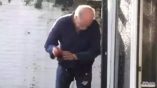 أب بينك بنته في الحمام