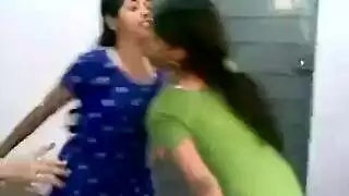 ثلاثي جنسي صريح بين الأعراق في خيمة تخييم