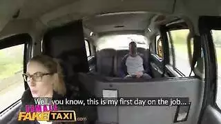 سائق التاكسي يستسلم لقضيب أسود كبير في فيلم إباحي مكثف بموقف السيارات