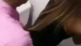 بلع عميق للزب وإمساك قوي للشعر