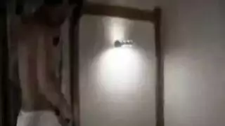 لاتينية تركب الغطاء بصدر ومؤخرة كبيرة