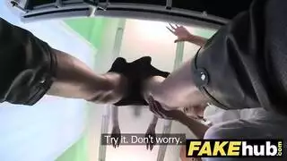 شقراء تثار أثناء الفحص وتتوسل لقضب الطبيب الكبير داخلها