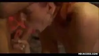 عاهرة شقراء حمراء تلعق عضوي ثم تركبني عكسياً لتتلقي السائل المنوي