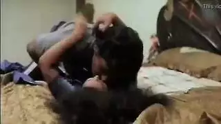 عاهرة ترتدي سراويل داخلية تفتح فرجها لممارسة جنس عنيف