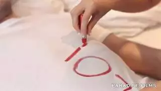 قحبة تتسلل الى غرفة زوج اختها و هو نائم و توقظه بمص زبه و تجعله ينيكها