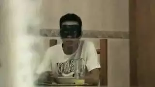 قميص النوم يرتفع أثناء وضعية الكلب المثيرة في المطبخ