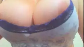 عرض أثداء كبيرة: امرأة مثيرة تداعب ثدييها الثقيلين