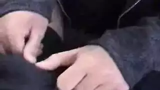 فتاة بالكاد قانونية تمارس الجنس مع آلة وتُدخِل قضيبًا صلبًا في فمها