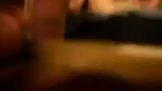 تخلع ملابسها الداخلية المضحكة لتكشف شعر فرجها