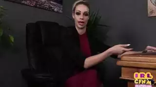 وظيفة مكتبية قذرة: امرأة أنيقة تعطي مصاً مبللاً ومتوحشاً وهي تتحدث بطريقة وقحة