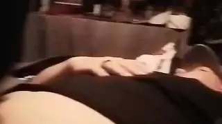 فمها ولسانها الخبيران يعملان على قضيبه الأبيض السميك