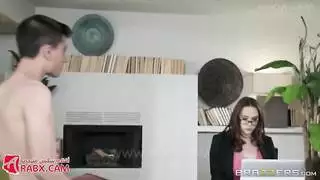 الخضوع في المكتب: المديرة المتوترة تمص وتركب عضو جوردي