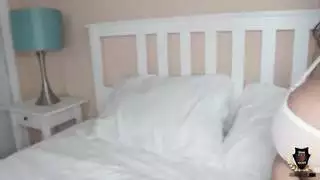 سارة العربية السمراء تتعرض للضرب المكثف بقضيب روماني كبير