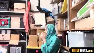 لص عربي مراهق يحصل على جلسة إباحية قاسية من شرطي قذر