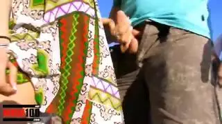 الأم العربية الممتلئة كارمن دياز تأخذ قضيبًا على الساحل