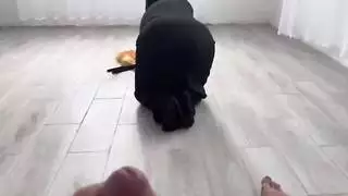 تنظيف الأم العربية الشهوانية يتحول إلى جلسة جماع خشنة بوضعية الكلب