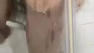 سولو هاردكور: فتاة عربية مثيرة تستمني تحت رذاذ الدش