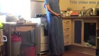 ممارسة جنسية ثلاثية مكثفة: خادمتان تخدمان قضيب رئيسهما الكبير في المطبخ