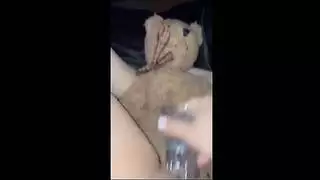 شرجي قاسي: نجوم مشهورون يخترقون عذراء باستخدام دسارة زجاجية ضخمة