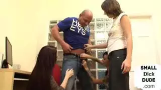 الجارة الصغيرة العاهرة تُدمر بواسطة ملكة سمراء ضخمة الصدر في علاقة جنسية جماعية