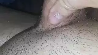 مشهد منفرد صريح: الاستمتاع بشعور قضيبي الكبير