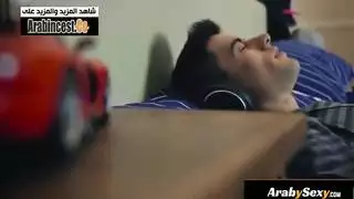 شاب منحرف يتلصص على أخته ويضاجع رفيقتها في فيلم إباحي صريح