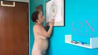 فصل فني عاري هندي: ضربات فرشاة مبللة على الجلد العاري