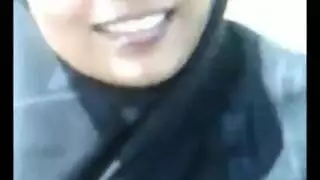 عاهرة محجبة تسمح لرجلها بتحسس ثدييها الضخمين