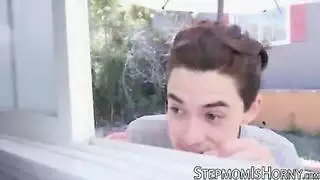 مدير السجن ينيك السجينات