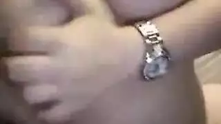 رايلي ريد تأخذ القضيب في فمها ثم تتعرض مهبلها المراهق للتمدد