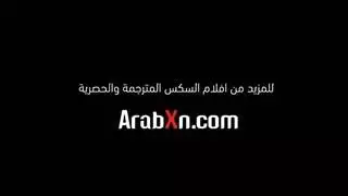 الابن يستغل الفرصة وينيك زوجة ابوه