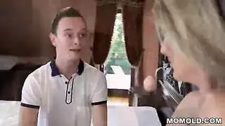 طيفل صغير يمص بزاف امه