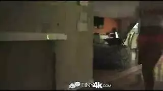 الشقراء المتعطشة تأخذ عدة زبابات من أجل الراتب