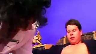 فتاة كاميرونية ممتلئة الجسم تأخذ قضيب أسود كبير بعنف