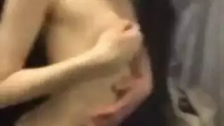 وجبة سريعة في الحمام: مراهقة صينية تأخذ قضيباً صلباً واقفاً