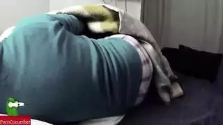  الوالدان غائبان، هي تمص قضيبه الصلب وتتعرض للجنس بقوة