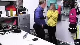 ‫مؤخرة الشقراء الساخنة تتعرض للجماع من شرطي فاسد‬