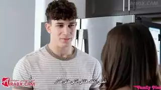 مشهد شهواني: إخلاع ملابسها لمص تلك الثداء الجميلة