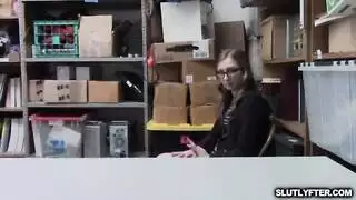 عدالة شرطي قاسية: جنس فموي وشرجي لشقراء مشاغبة