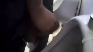 خلف المنضدة: فتاة ممتلئة تتعرض للثنائي مع شابين