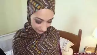 امرأة عربية بالحجاب: لا مال، لا مشكلة العرب مكشوفون