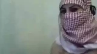 فتاة محجبة تخلع ملابسها على الكاميرا وتعرض أثدائها الكبيرة للمشاهدين