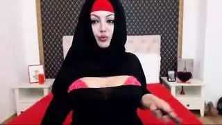 فتاة عربية محجبة تظهر كل شيء في عرض ويب إباحي صريح