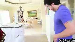 تخلع البلوزة والتنورة، ثم تمارس الجنس بعنف على الحائط